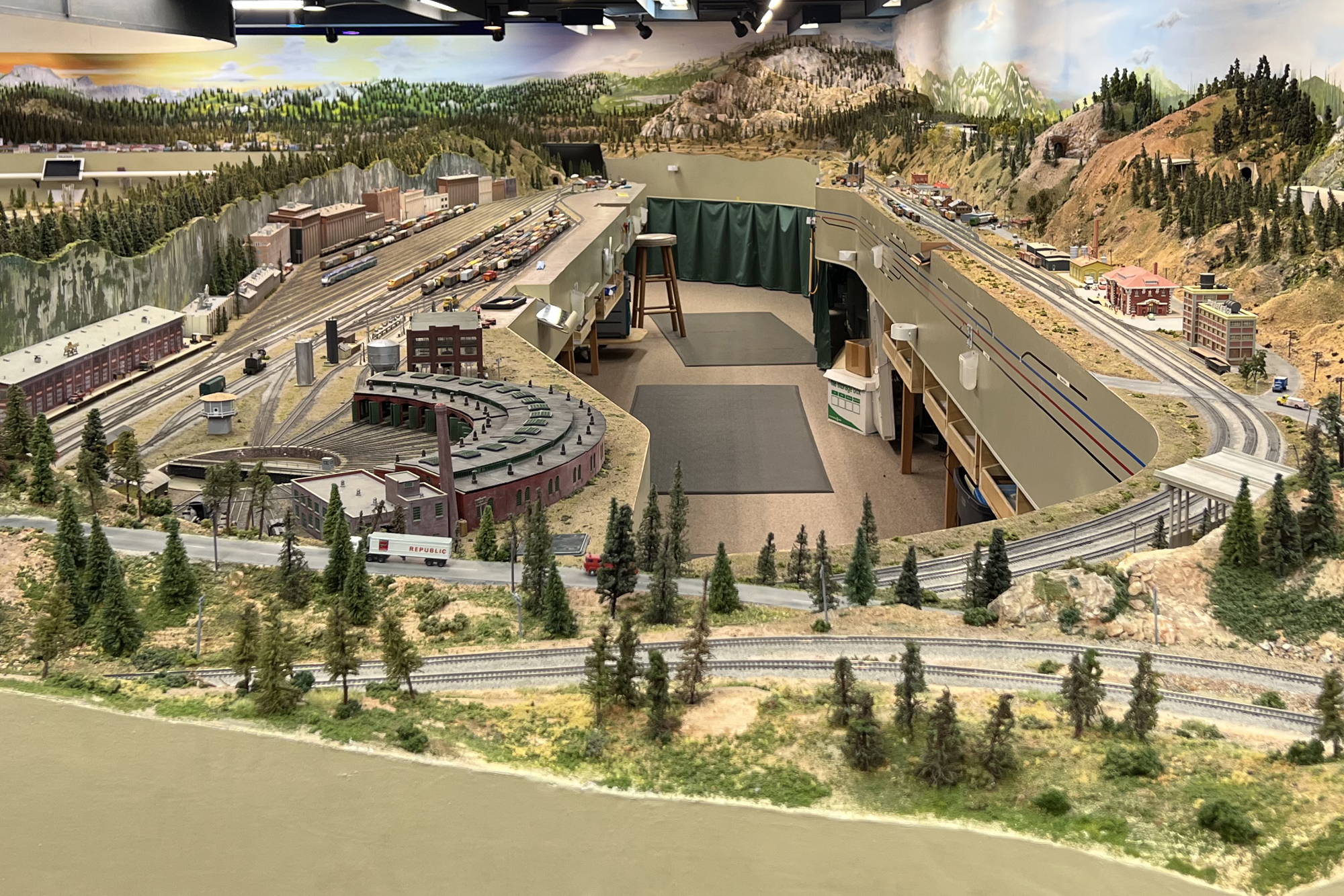 Short Track Railroad Club. San Diego Society of N Scale Pacific Desert Lines layout, railroad yard.