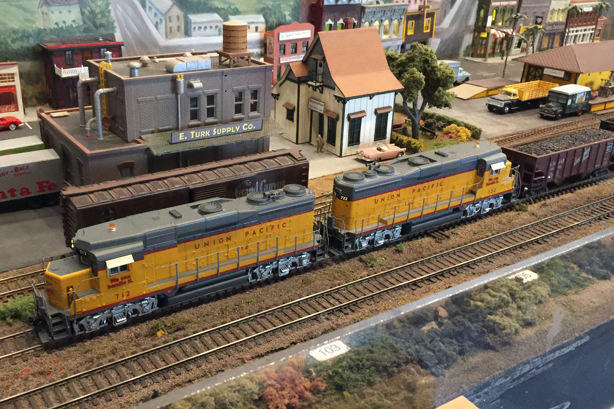 Union Pacific pulling a freight train at the HO scale North County Model Railroad Society. Union Pacific pulling a freight train at the HO scale North County Model Raiload Society.